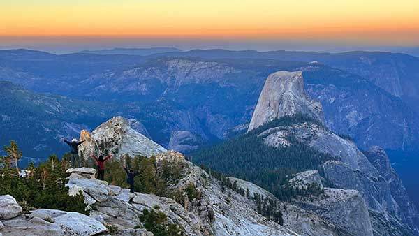 클라우드 레스트 피크에 서면 요세미티의 상징인 하프돔을 위에서 바라보며 아래로는 요세미티 밸리가 펼쳐지는 장엄한 풍광에 압도당한다.