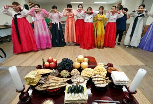 우리나라에 시집온 다문화가정 여성들이 ‘차례상 차리는 법 배우기‘를 마치고 절하고 있다. 연합뉴스