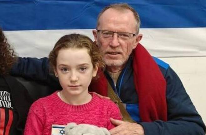 하마스에 의해 희생된 줄 알았던 9살 딸(왼쪽)과 극적으로 다시 만난 토마스 핸드(오른쪽) AP 연합뉴스