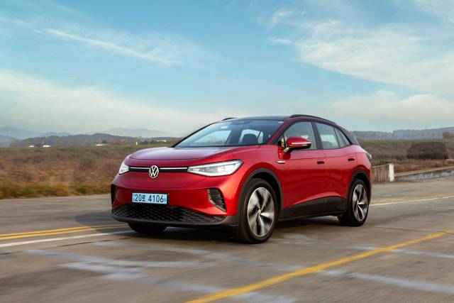 폭스바겐 2023년형 ID.4가 도로 위를 주행하고 있다. 사진 제공=폭스바겐코리아
