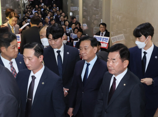 김진표 국회의장이 30일 오후 국회의장실 앞에서 연좌농성 중인 국민의힘 의원들을 지나 본회의장으로 향하고 있다. 연합뉴스