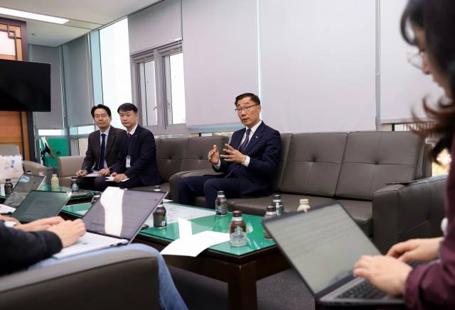 어명소 LX공사 사장이 30일 정부세종청사에서 경영 위기 극복을 위한 비상경영체제 전환을 선언하고 관련 설명을 하고 있다./사진제공=LX