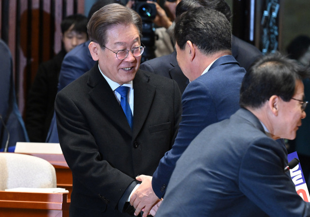 이재명 더불어민주당 대표가 30일 서울 여의도 국회에서 열린 의원총회에 참석하며 동료 의원들과 인사를 나누고 있다. 오승현 기자