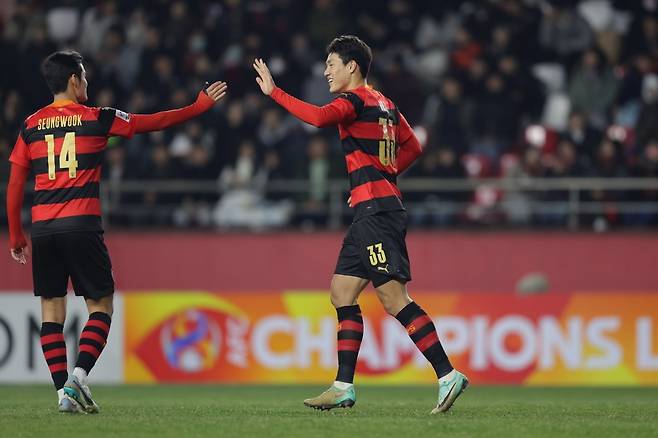 포항 이호재(오른쪽)가 29일 포항스틸야드에서 벌어진 하노이FC와 2023∼2024시즌 ACL 조별리그 J조 5차전 홈경기 전반 33분 페널티킥 선제골을 성공시킨 뒤 웃고 있다. 2-0으로 이긴 포항은 조별리그 5전승을 달렸다. 사진제공 | 한국프로축구연맹