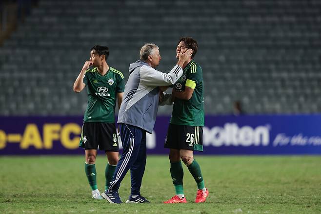 ▲ 롤러코스터를 탄 것 같은 시즌을 보내고 있는 전북 현대 주장 홍정호. ⓒ전북 현대