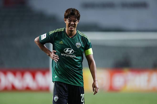 ▲ 롤러코스터를 탄 것 같은 시즌을 보내고 있는 전북 현대 주장 홍정호. ⓒ전북 현대