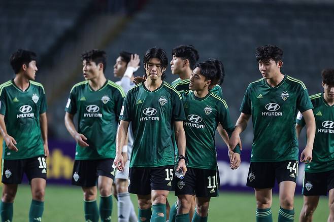 ▲ 전북 현대는 정태욱의 퇴장으로 수적 열세에서도 문선민, 송민규의 골을 끝까지 지켜 키치에 2-1로 이기며 ACL 16강 진출 가능성을 높였다. ⓒ전북 현대