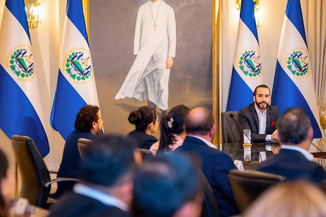 각료 회의 주관하는 엘살바도르 대통령 (산살바도르=연합뉴스) 나이브 부켈레 엘살바도르 대통령이 28일(현지시간) 수도 산살바도르에 있는 대통령 집무실에서 각료 회의를 하고 있다. 2023.11.30 [엘살바도르 대통령실 소셜미디어 캡처. 재판매 및 DB 금지]