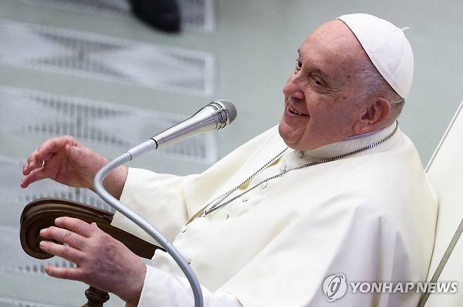 프란치스코 교황 (바티칸 로이터=연합뉴스) 프란치스코 교황이 30일(현지시간) 바티칸 바오로 6세 홀에서 2023 리스본 세계청년대회 조직위원회 위원들과 만나고 있다. 2023.11.30 photo@yna.co.kr