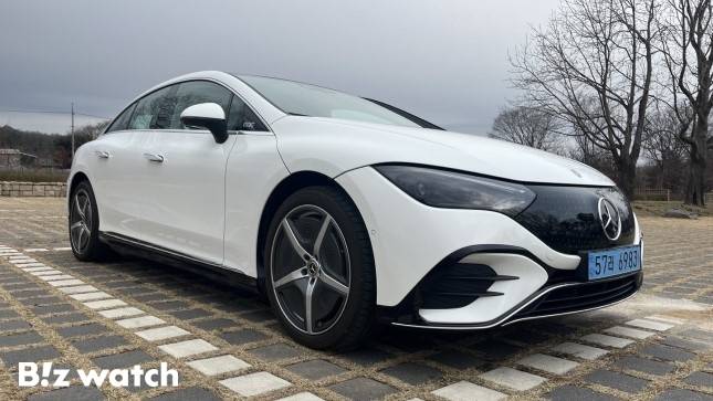 벤츠 EQE 350. 길이는 4965mm, 너비 1905mm, 높이 1510mm다. 심리스 디자인(seamless design)으로 메르세데스-벤츠의 디자인 철학인 '감각적 순수미(Sensual Purity)'를 구현했다. /사진=정민주기자