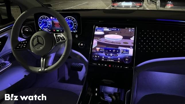 벤츠 EQE 350 실내는 밤이 되면 더욱 빛난다. 실내에는 12.3인치 운전석 계기반과 중앙의 세로형 12.8인치 OLED 터치 디스플레이가 탑재됐다./사진=정민주기자