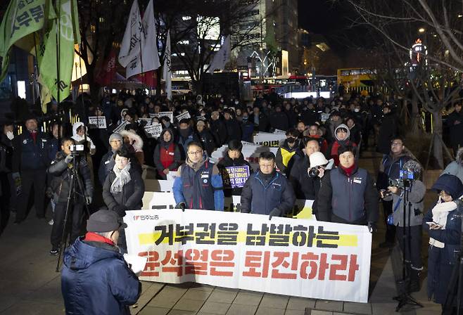 민주노총 회원들이 1일 오후 서울 동화면세점 앞에서 ‘거부권 남발, 윤석열 대통령 규탄 기자회견’을 갖고 있다. (사진=연합뉴스)