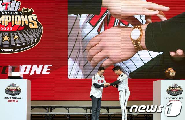 2023 KBO 한국시리즈에서 MVP를 차지한 LG 트윈스의 주장 오지환(오른쪽)이 17일 오후 서울 강서구 마곡 LG 사이언스파크 컨버전스 홀에서 열린 통합우승 기념행사에서 구단주인 구광모 LG그룹 회장으로부터 故 구본무 선대 회장이 지난 1998년에 구매했던 롤렉스 시계를 받고 있다. (LG 트윈스 제공) 2023.11.17/뉴스1 ⓒ News1 김진환 기자