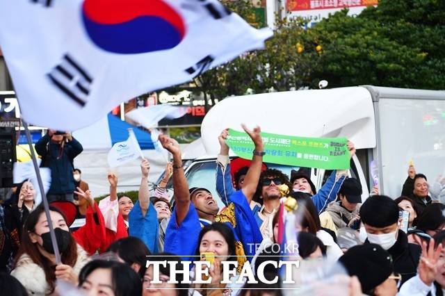 지난 21일 부산 서면교차로에서 많은 시민들이 참석한 가운데 ‘2030 부산세계박람회 D-7 출정식을 열리고 있다’. /부산시