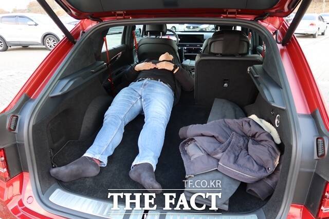 GV80 쿠페의 2열 시트를 접고 사람이 직접 누운 모습. 키 175㎝ 성인 남성 기준 머리 공간이 조금 부족했다. /이상빈 기자