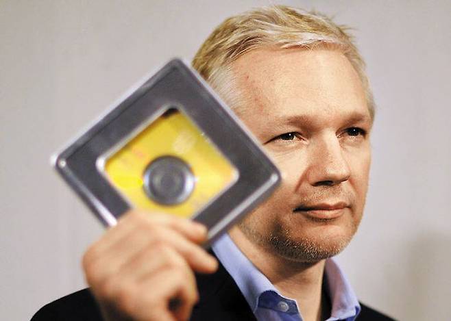 ‘위키리크스’ 창립자 줄리언 어산지가 2011년 런던에서 연 스위스 은행 고객 탈세 폭로 기자회견에서 내부 고발자에게서 건네받은 CD를 들고 있다. /AFP 연합뉴스