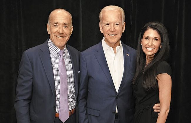 조 바이든(가운데) 미국 대통령과 막냇동생인 프랭크 바이든(왼쪽), 프랭크의 아내가 2017년 찍은 사진. /데일리메일