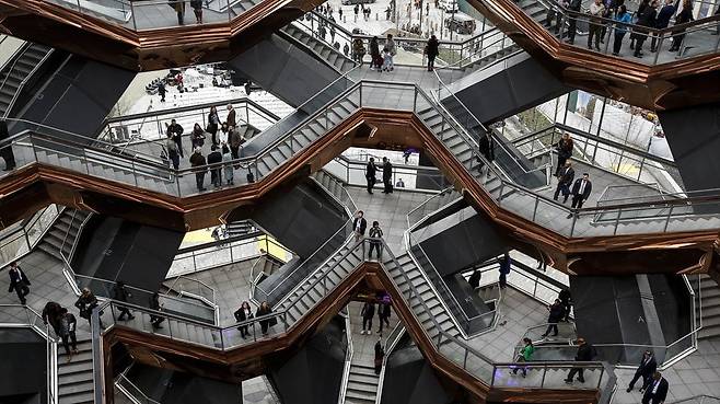 허드슨 야드 베슬의 내부 모습. 계단을 굽이굽이 올라가며 맨해튼과 허드슨강 등을 조망할 수 있기도 하지만, 건물 자체의 독특함을 즐기려 많은 관광객이 찾는다. 연이은 투신 사고 때문에 혼자서는 방문할 수 없게 돼있었는데, 가족과 함께 방문한 14세 소년이 갑자기 뛰어내려 숨지는 사고가 발생했다. /AFP 연합뉴스