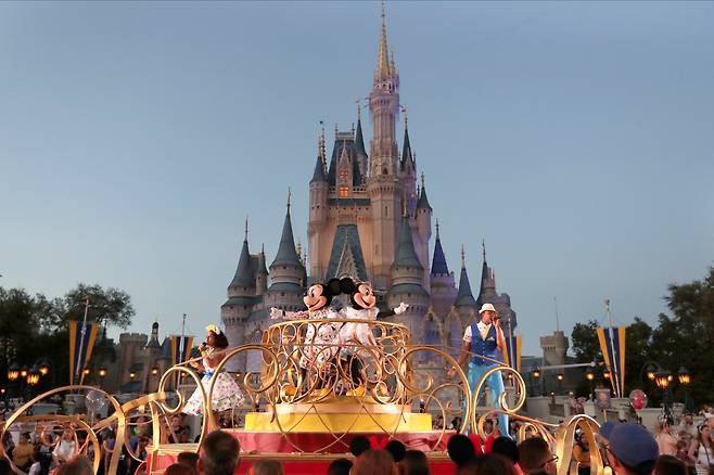 지난 2020년 1월 플로리다의 월트 디즈니 월드에서 미키 마우스와 미니 마우스로 분장한 공연팀이 매직 킹덤 테마파크에서 화려한 공연을 펼치고 있다. /AP 연합뉴스