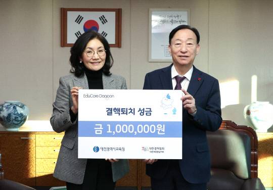 남상현 대한결핵협회 대전·세종·충남지부 회장과 설동호 대전교육감이 1일 교육감실에서 '2023년도 크리스마스 씰' 전달식을 한 뒤 기념사진을 찍고 있다. 사진=대전교육청 제공