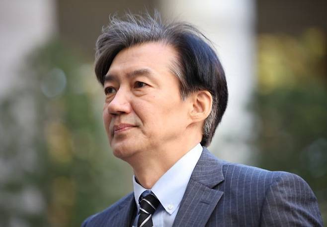 조국 전 법무부 장관이 지난 20일 오후 서울 서초구 서울고등법원에서 '자녀 입시 비리 의혹 및 유재수 전 부산시 경제부시장에 대한 감찰 무마 혐의' 관련 항소심 5차 공판에 출석하고 있다. ⓒ뉴시스