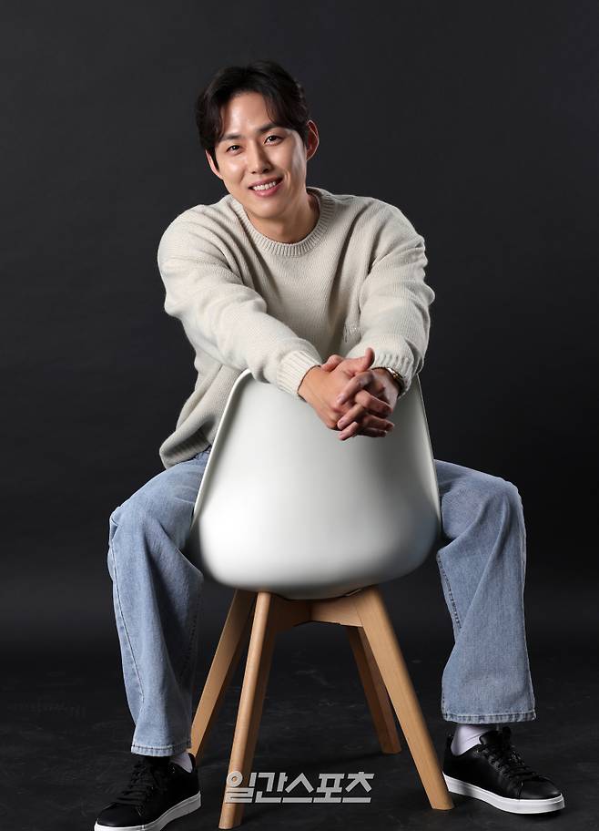 배우 백성현이 27일 오후 서울 서소문 일간스포츠를 방문, 인터뷰에 앞서 포토타임을 갖고 있다. 정시종 기자 capa@edaily.co.kr /2023.11.27.