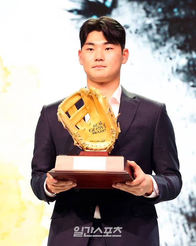 한국프로야구선수협회(선수협)가 개최하고 프로야구선수가 직접 참여해 수상자를 뽑는 선수들의 시상식 '2023 마구마구 리얼글러브 어워드'가 1일 오후 서울 용산구 그랜드하얏트호텔에서 열렸다. NC 김주원이 리얼글러브 유격수상을 수상하고있다. 정시종 기자 capa@edaily.co.kr /2023.12.01.