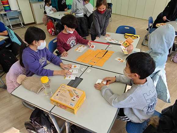 안성 광덕초등학교에서 저학년 학생들이 스택버거, 러시아워 등의 보드게임을 하고 있다. [사진=안성시교육지원청]