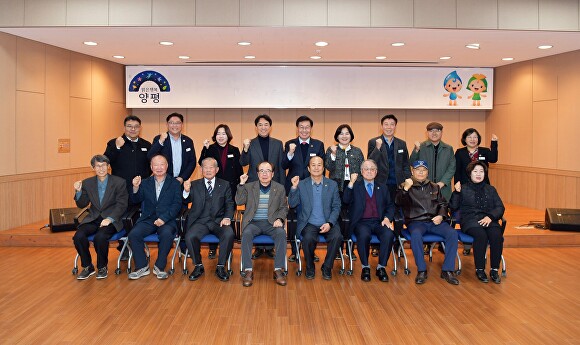 지난 29일 독립유공자 공적비 건립 연구용역 최종보고회를 마치고 기념 촬영을 하고 있다.  [사진=양평군]