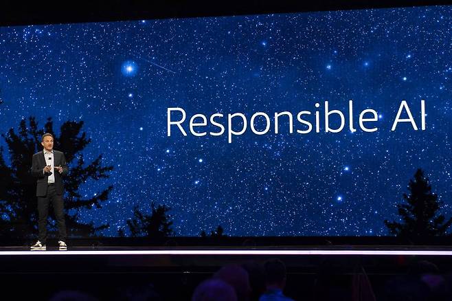 아담 셀립스키 AWS 최고경영자가 기조연설에서 책임감 있는 AI에 대한 설명을 했다 / 출처=IT동아