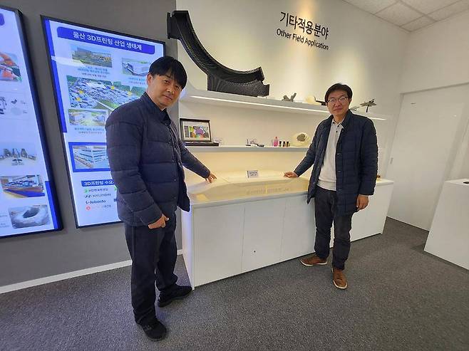 울산정보산업진흥원과 함께 만든 고중량 배송 드론 부품을 소개하는 안성호 대표(왼쪽)와 박경석 박사 / 출처=IT동아