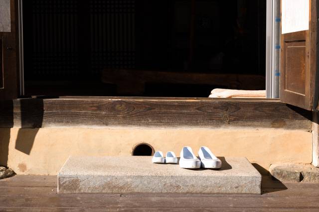 상유재 한옥 디딤돌에 가지런히 놓인 고무신