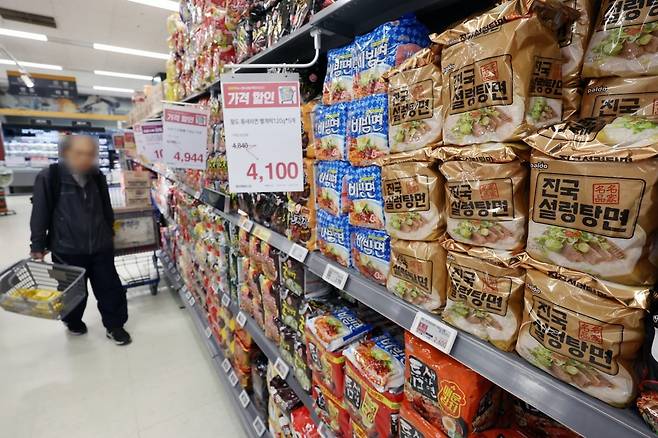 지난달 27일 서울의 한 대형마트에서 시민들이 라면을 고르고 있다. 뉴스1