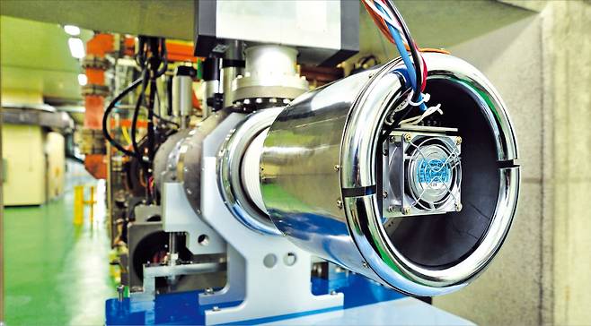 포항가속기연구소(PAL) 3세대 방사광가속기의 전자총. 방사광가속기는 미세 입자의 세상을 매우 짧은 시간 단위로 관찰할 수 있게 해 ‘노벨상 제조기’로도 불린다.  PAL 제공