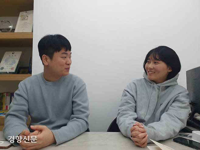 국민통합위 자립준비청년 청년정책지원단 활동가 신선씨(왼쪽)와 손자영씨가 지난 28일 서울 종로구 아름다운재단 사무실에서 경향신문과 인터뷰를 하고 있다. 이예슬 기자