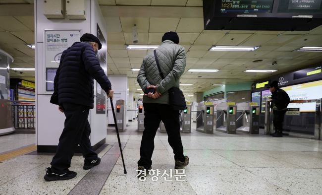 노인들이 서울 지하철 종로3가역 개찰구로 향하고 있다. 연합뉴스