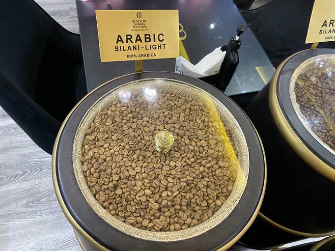아랍 커피는 아라비카 원두를 약하게 볶기에 옅은색을 띤다.