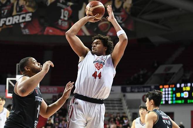 골밑슛을 시도하는 울산 현대모비스의 외국인 선수 게이지 프림. 한국농구연맹(KBL)