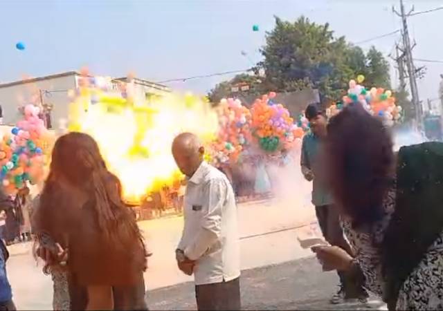 18일(현지시간) 구자라트주 메사나에 새로 개관한 가네쉬 사원을 기념하기 위해 열린 종교 행사에서 풍선들이 폭발하는 사고가 발생했다. 온라인 커뮤니티 갈무리