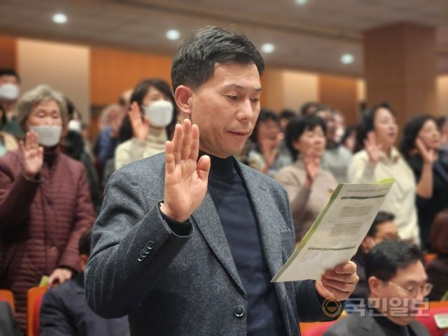 서울 오륜교회 교인들이 주경훈 목사를 담임목사로 받겠다고 서약하고 있다.