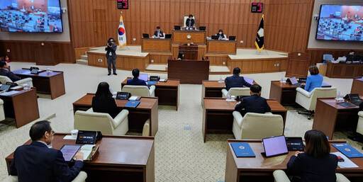 최정희 의정부시의회 의장이 제326회 제2차 정례회 개회를 선언하고 있다. 김창학기자