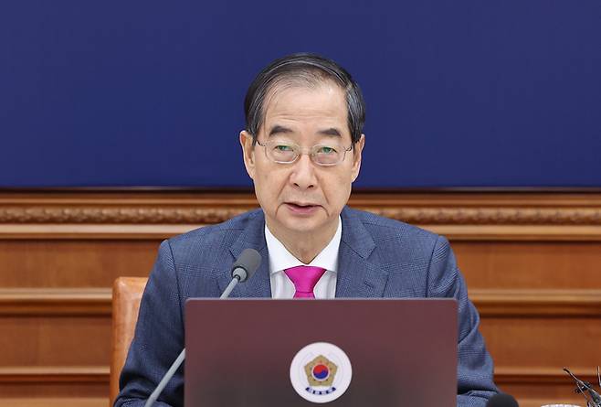 한덕수 국무총리가 1일 오전 노란봉투법‘과 방송3법에 대한 재의요구안 등을 처리하기 위해 서울 종로구 정부서울청사에서 열린 임시국무회의에 참석해 발언하고 있다. [사진출처 = 연합뉴스]