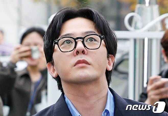 (인천=뉴스1) 안은나 기자 = 가수 지드래곤(본명 권지용·35)이 6일 '강남 유흥업소발 마약사건' 연루 의혹과 관련, 소환 조사를 받기 위해 인천 논현경찰서에 출석하며 취재진 질문을 듣고 있다. 2023.11.6/뉴스1  Copyright (C) 뉴스1. All rights reserved. 무단 전재 및 재배포,  AI학습 이용 금지.