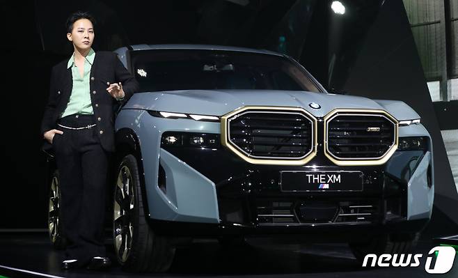 (서울=뉴스1) 김진환 기자 = 가수 지드래곤(G-DRAGON)이 28일 오후 서울 강남구 삼성동에서 진행된 'BMW 뉴 XM' 출시 행사에 참석해 기념 촬영을 하고 있다. 2023.3.28/뉴스1  Copyright (C) 뉴스1. All rights reserved. 무단 전재 및 재배포 금지.