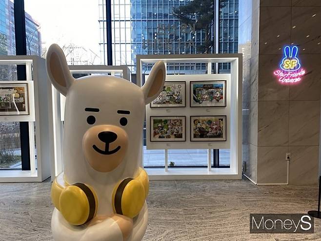 KB금융그룹이 지난 30일 서울 여의도 국민은행 신관 1층 ART 갤러리에서 스타프렌즈 캐릭터의 첫 번째 전시회를 열었다. 사진은 스타프렌즈 캐릭터 '라무'의 조형물 모습. /사진=정수현 기자
