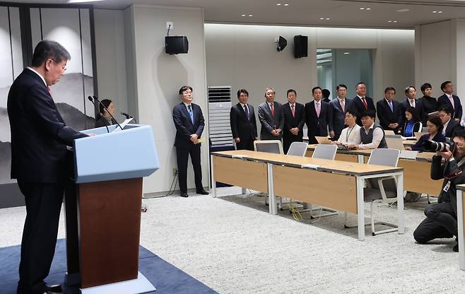 김대기 대통령 비서실장이 지난 30일 서울 용산 대통령실 청사에서 대통령실 신임 참모진 인사에 관해 발표하고 있다. [연합]