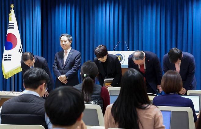 이진복 정무수석(왼쪽부터), 강승규 시민사회수석, 김은혜 홍보수석, 안상훈 사회수석, 최상목 경제수석이 30일 서울 용산 대통령실 청사에서 신임 참모 인사 발표 브리핑에 배석해 퇴임 인사를 하고 있다. [연합]