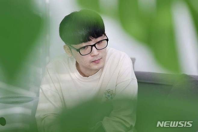 [서울=뉴시스] 최동준 기자 = '정가거부' 유튜버가 14일 서울 마포구 한 스튜디오에서 뉴시스와 인터뷰를 하고 있다. 2023.11.16. photocdj@newsis.com