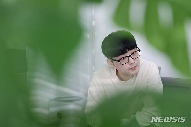 [서울=뉴시스] 최동준 기자 = '정가거부' 유튜버가 14일 서울 마포구 한 스튜디오에서 뉴시스와 인터뷰를 하고 있다. 2023.11.16. photocdj@newsis.com