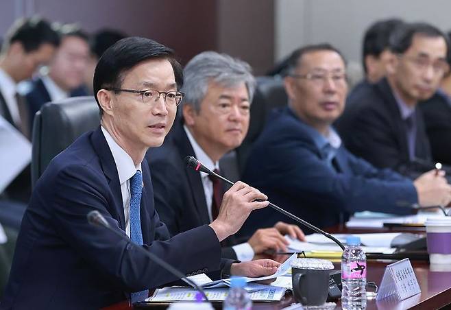 [서울=뉴시스] 방문규 산업통상자원부 장관이 8일 서울 종로구 무역보험공사에서 열린 '민관합동 수출확대 점검회의 및 한-중동 경제협력 민관추진위원회'에 참석해 발언하고 있다. (사진=산업통상자원부 제공) 2023.11.08. photo@newsis.com *재판매 및 DB 금지